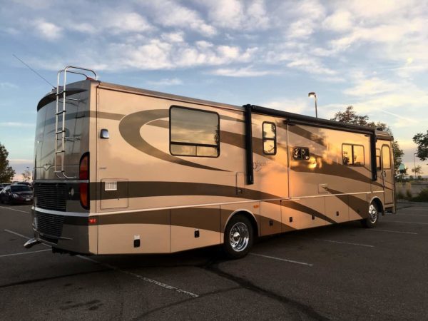 Drivable Motorhomes Vs Towable Fifth Wheel RVs - Grateful Glamper